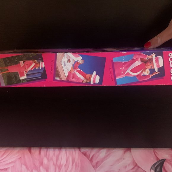 ICONIC DAY TO NIGHT BARBIE! New in box but box is damaged - see pics. - Picture 5 of 8